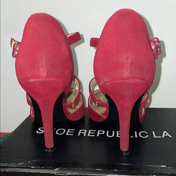Red High Heeled Pumps with T-Strap Design and Pointed Toe (8) - Picture 7 of 11